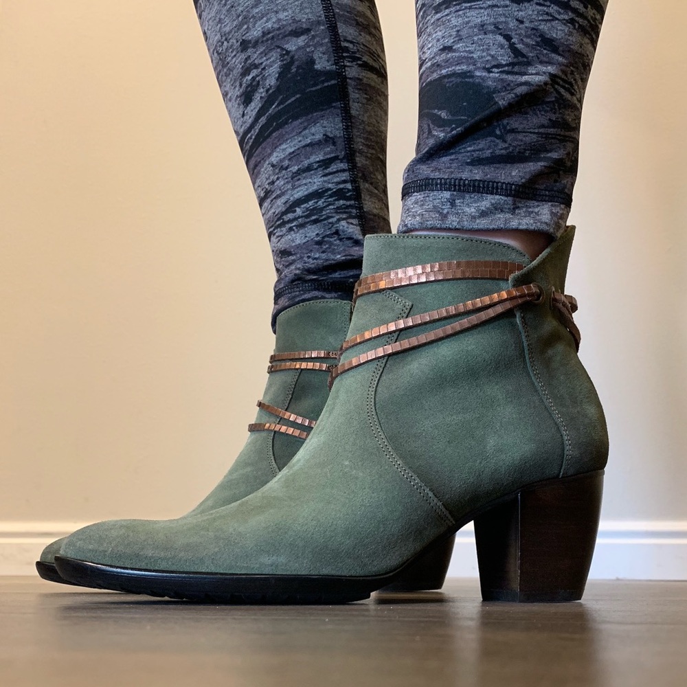 Sundance green suede ankle boots, never worn